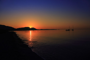 Wschód słońca mad morzem Śródziemnym, wyspa Rodos w Grecji.