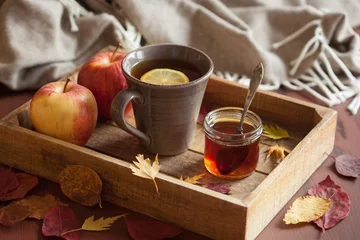 Foto auf Acrylglas Tee heißer Zitronenhonig Tee wärmendes Getränk Schal gemütliches Herbstlaub