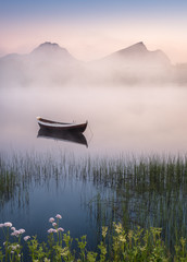 Obrazy na Szkle  Bardzo spokojna letnia noc z drewnianą łodzią i mgłą na Lofotach w Norwegii