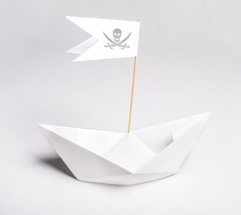 Barchetta di carta con bandiera dei pirati