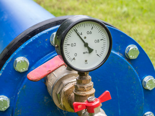 Manometer an einer Wasserleitung