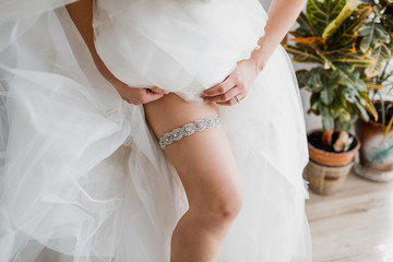 Obraz na płótnie Canvas Bride takes on crystal garter