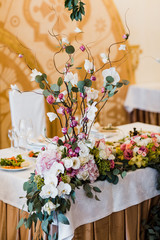 Centerpiece made of wicker and white roses