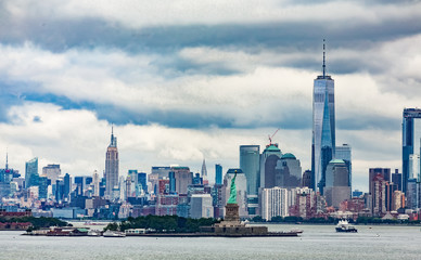 Obraz premium Statue of LIberty with Manhattan in Background