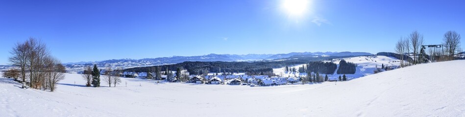 sonniger Wintertag am bayrischen Alpenrand