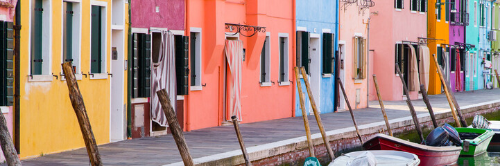 Fototapeta na wymiar The famous colorful island of Burano in the lagoon of Venice