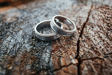 Obraz na płótnie Canvas Wedding rings lie on a wooden block