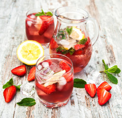 Lemonade with srtawberries