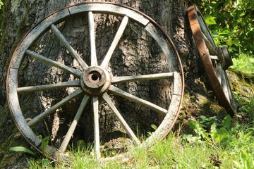 Fototapeta na wymiar Old wagon wheels, Alte Wagenräder