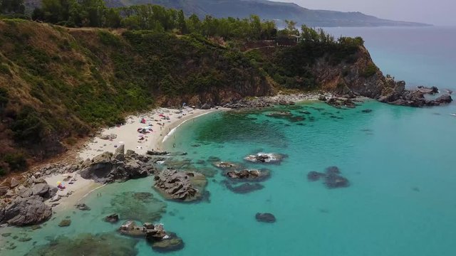 Paradiso del sub, spiaggia con promontorio a picco sul mare. Zambrone, Calabria, Italia. Immersioni relax e vacanze estive. Coste italiane, spiagge e rocce. Vista aerea
