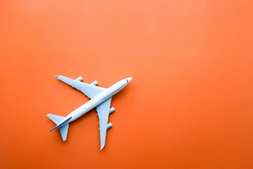 Fototapeten Modellflugzeug, Flugzeug auf pastellfarbenen Hintergründen. Flaches Design. © hakinmhan