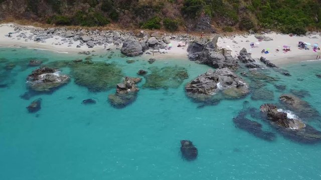 Paradiso del sub, spiaggia con promontorio a picco sul mare. Zambrone, Calabria, Italia. Immersioni relax e vacanze estive. Coste italiane, spiagge e rocce. Vista aerea
