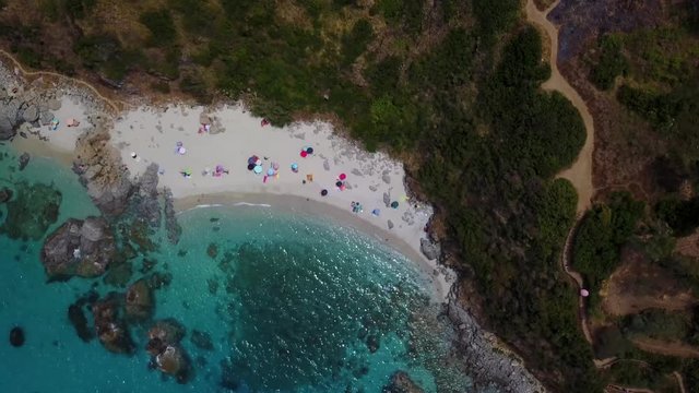 Paradiso del sub, spiaggia con promontorio a picco sul mare. Zambrone, Calabria, Italia. Immersioni relax e vacanze estive. Coste italiane, spiagge e rocce. Vista aerea
