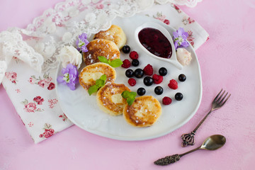 Cheesecakes from cottage cheese with raspberries and currants