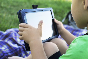 планшет в руках у ребенка