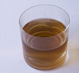 Vaso con wiski.
Vaso de cristal con grabados conteniendo bebida.
