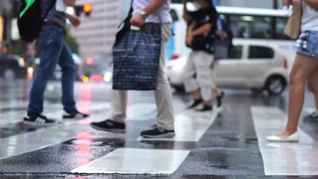 雨の日　新宿駅前　2017年8月　観測史上　40年ぶり 東京で15日連続の雨