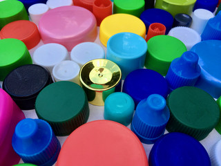 Gebrauchte Plastikdeckel, Recyclingmaterial