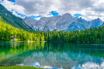 Roccia su acqua