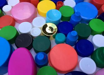 Gebrauchte Plastikdeckel, Recyclingmaterial