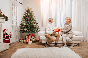 Obraz premium man presenting gift to beautiful woman