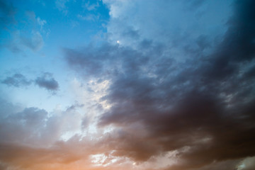 Obraz premium Clouds at sunset as background