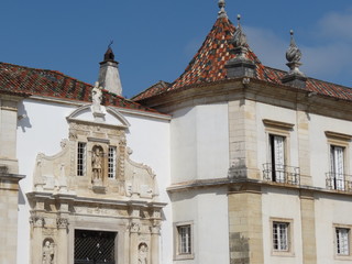 Fototapeta na wymiar Portugal - Coimbra - Université - Batiment d'entrée avec sa porte sculptée, 