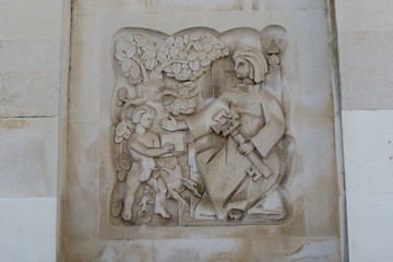 Fototapeta na wymiar Portugal - Coimbra - Université - Sculpture sur la bâtiment d'entrée