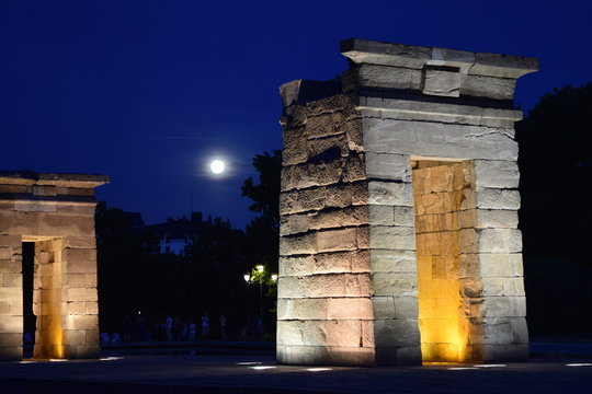 Templo de Debod bajo la luna