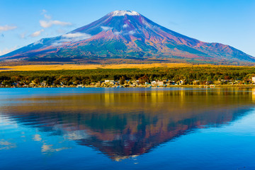 The Mount Fuji of the first snowcap. Shot in the early morning.The shooting location is Lake...