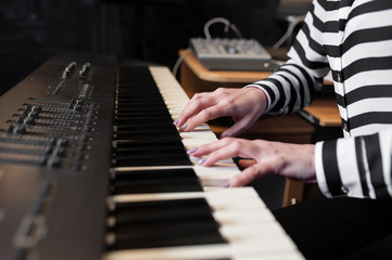 Obraz premium Hands music, synthesizer, piano