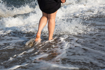 Laufen im Wasser am Strand