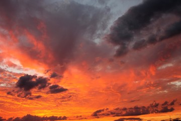 rote Abendwolken am Gewitterhimmel