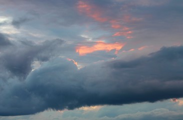 Abendhimmel mit Wolken und Regenkante