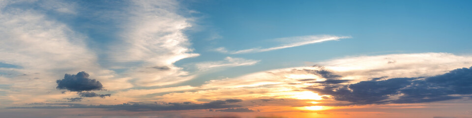 Fototapety  Żywy kolor panoramiczny wschód słońca i zachód słońca niebo z chmurą w pochmurny dzień. Piękna chmura Cirrus. Zdjęcie panoramiczne w wysokiej rozdzielczości.
