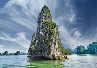 Obrazy na Szkle  beautiful green limestone mountains in vietnam asia