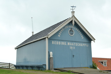 oud houten gebouw voor de reddingsboot van de KZRM in Hindeloopen in Friesland