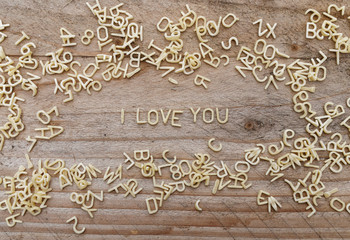 I LOVE YOU - Buchstabennudeln auf Holzbrett