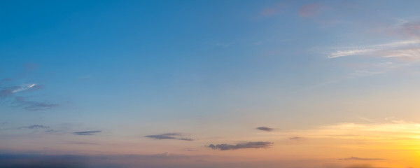 Obraz premium Vibrant color panoramic sun rise and sun set sky with cloud on a cloudy day. Beautiful cirrus cloud. Panorama high resolution photograph.