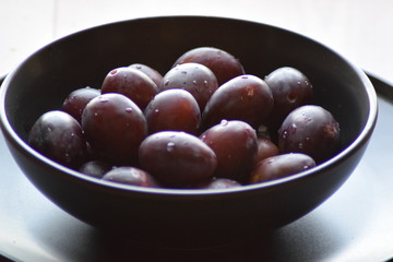 Ripe plums in a bowl 