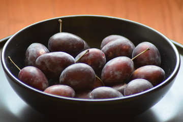Ripe plums in a bowl 