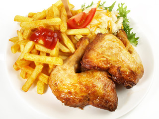 Grillhähnchenkeulen mit Pommes Frites