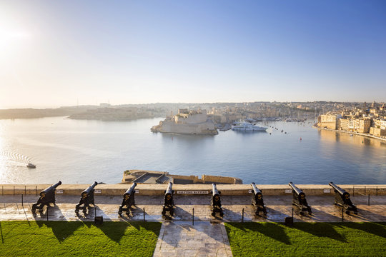 Malta, South Eastern Region, Valletta. The view across Grand Harbour to  the Three Cities from the Saluting Battery at Upper Barrakka Gardens.