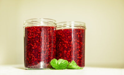 Brombeermarmelade vor Hellem Hintergrund