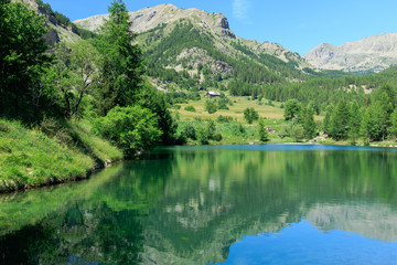 Fototapeta na wymiar Lac Estenc - Alpes-de-Hautes-Provence