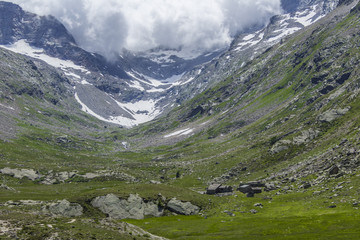 Fototapeta premium Valley near Lillaz with glacier