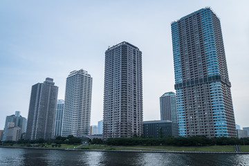 Fototapeta na wymiar 東京湾岸　豊洲運河に臨む高層住宅群４