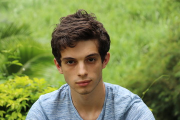 Jeune Homme Nature Regarde