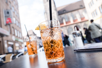 Erfrischendes Getränk ... Aperol ... im Sommer sitzend in der Fußgängerzone