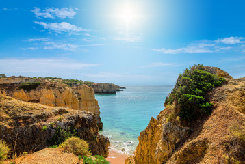jolie petite crique sous le soleil